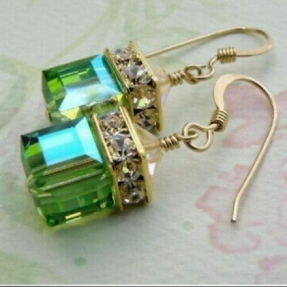 Jewelry - ❤️gorgeous green gemstone crystal unique earrings